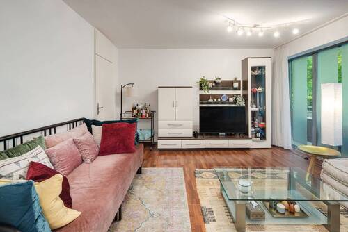 Wohnzimmer - 2 Zimmer Etagenwohnung in München