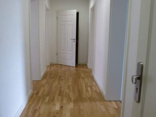 Flur - Modern sanierte 3-Raumwohnung mit großem Balkon und Gäste-WC