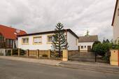 Hausansicht - Wohnen auf einer Ebene! - 210.000,00&nbsp;EUR Kaufpreis, ca.&nbsp; 88,00&nbsp;m&sup2;&nbsp;Wohnfl&auml;che
