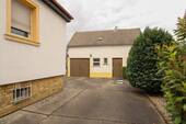 Einfahrt und Nebengebäude - 