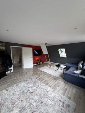 Schlafzimmer mit Dachbodenzugang - 