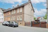 Straßenansicht - Familienglück mit Pool & Gartenlounge - Reihenendhaus im Ensembleschutz OT Großauheim