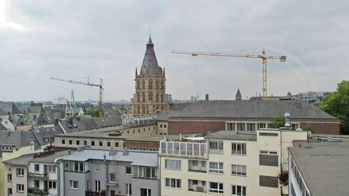 Büroraum mit Blick auf das Rathaus - 