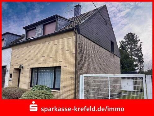 Straßenansicht - Doppelhaushälfte mit großem Grundstück am Ortsrand