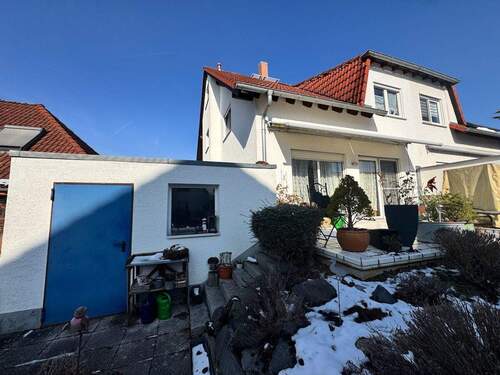 Blick auf das Haus mit Garage - 