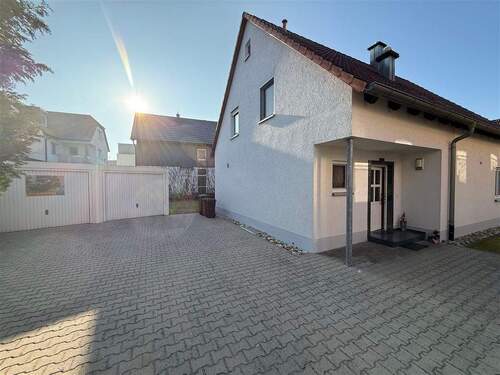 Hausansicht - 6 Zimmer Einfamilienhaus zum Kaufen in Schwaig b. Nürnberg