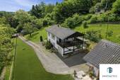 Seitenansicht - Idyllisches Einfamilienhaus mit Blick in die Weinberge & traumhaftem Garten - Ruhe und Natur pur