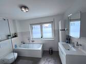 Tageslichtbad m. Wanne u. Dusche OG - 