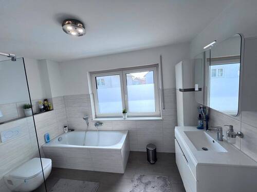 Tageslichtbad m. Wanne u. Dusche OG - 