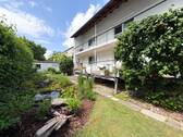 Gartenansicht - Charmantes Ein- oder Zweifamilienhaus mit großem Garten und Doppelgarage in Bayreuth