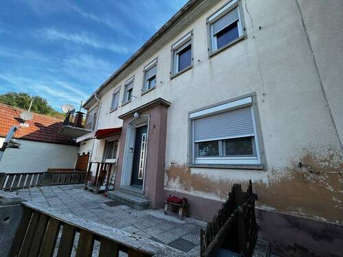 Vorderansicht mit Terrasse - TOP-GELEGENHEIT! 1-2 FH in schöner Lage von Adenbach bei Meisenheim am Glan