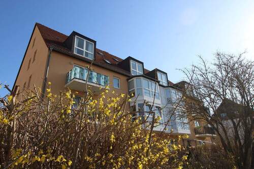 Hausansicht - Neues Wohnglück in einer hellen 3-Raumwohnung! STP! EBK!