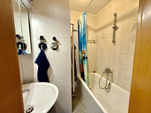 Wannenbad mit Handtuchhalterheizung - 