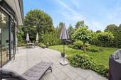Terrasse mit Blick in den Garten - 