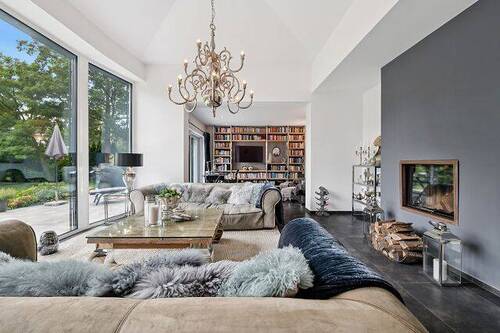 Wohnbereich mit Kamin und Blick Richtung Arbeitszimmer - Bungalow mit 140,00 m&sup2; in Falkensee zum Kaufen