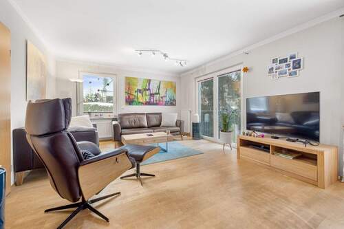 mit schönem Parkettboden - 