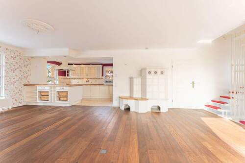 Blick vom Wohnzimmer zur Küche und den Kaminofen - 