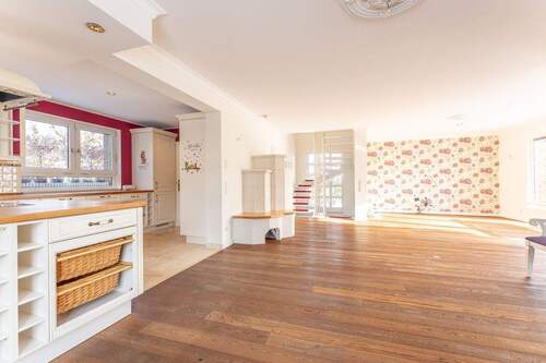 Blick vom Essbereich zur offenen Küche und das Wohnzimmer - 