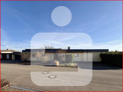 Außenansicht - Viel Platz für Ihre Wohnträume - Raumwunder in Jestetten mit Garten und separater Einliegerwohnung