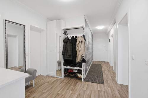 Großer Eingangsbereich - 4 Zimmer Etagenwohnung zum Kaufen in Mönchengladbach