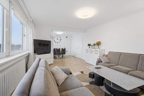 Geräumiges Wohnzimmer - 4 Zimmer Etagenwohnung in Mönchengladbach