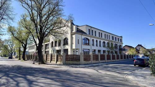 Straßenansicht - Denkmalobjekt mit solider Vermietung