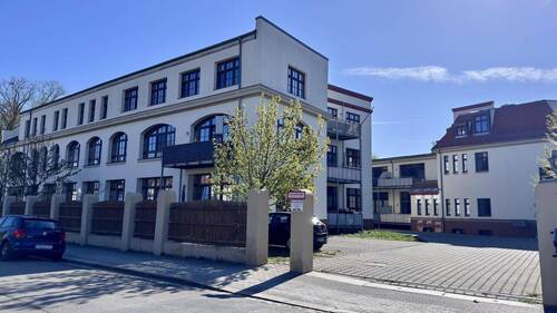 Seitenansicht mit Einfahrt - 3 Zimmer Etagenwohnung in Dresden