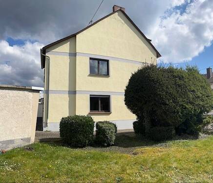 Hausansicht_Seite.jpg - Neuer Preis-Solides Haus in guter Lage!