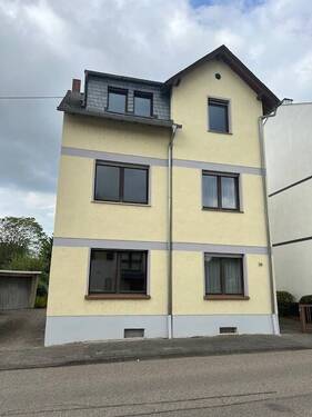 Hausansicht_Straße.jpg - 6 Zimmer Einfamilienhaus zum Kaufen in Neuwied