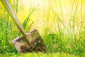 Spaten in Erde - Grüner Garten - Leingarten: - Baugelegenheit - Großzügiges Abrissgrundstück in guter Lage!