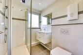 Bad mit Fenster & Dusche - 