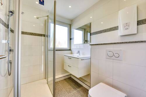 Bad mit Fenster & Dusche - 