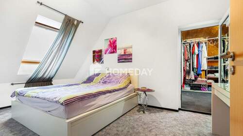 1. OG Schlafzimmer 1 - 