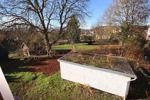 Blick in den Garten - Einfamilienhaus mit 295,00 m&sup2; in Meißner zum Kaufen