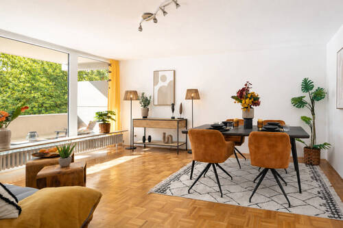 Lichtdurchflutetes Wohnzimmer - 2 Zimmer Etagenwohnung in München