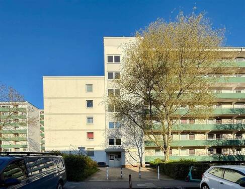 Hausansicht frontal - Bezugsfreie 2-Zimmer-Whg. mit Essdiele, Balkon und Stellplatz Gotlandwinkel, Kiel