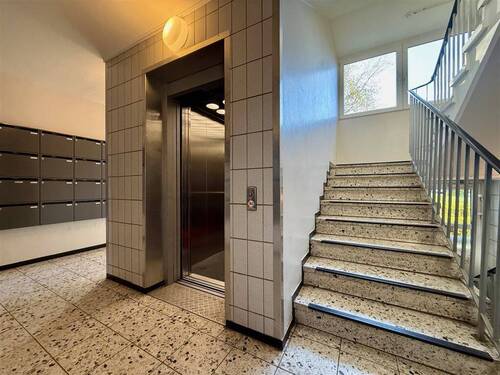 Treppenhaus und Aufzug (Hochparterre) - Etagenwohnung mit 62,50 m&sup2; in Kiel zum Kaufen