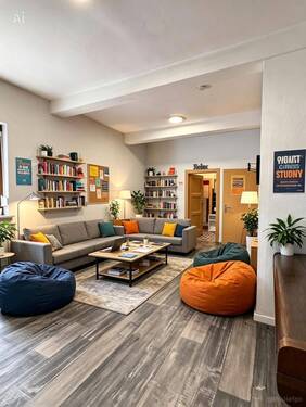 Gemeinschaftszimmer (KI Stagin - Denkmal-Highlight nahe Erlangen: Großzügige 5-Zimmer-Wohnung mit hohem Steuerspar-Potenzial!
