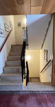 hochwertige Marmortreppe im Haus - 