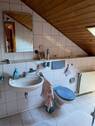 Blick ins hell geflieste DG_Badezimmer - 