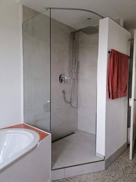 Dusche im Badezimmer im OG - 