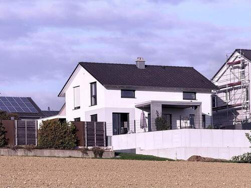 Bild 2 - Top-Lage am Ortsrand mit Alb-Blick: Modernes Einfamilienhaus mit Sauna, großem Keller, Garage & 3 SP