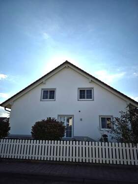 Haus 2 - Helle, moderne Doppelhaushälfte , Balkon, Garten, und Garage