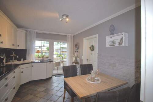 Küche mit Zugang zur überdachten Terrasse - 