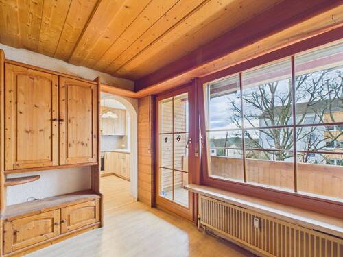 Wohnzimmer mit Zugang zum Balkon/Küche - 3 Zimmer Etagenwohnung zum Kaufen in Metzingen