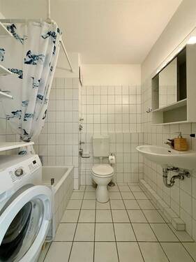 Duschbad mit Waschmaschinenanschluss - 