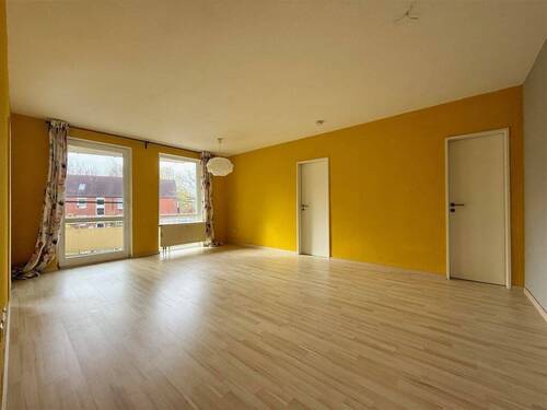 Wohnzimmer mit Balkon - 