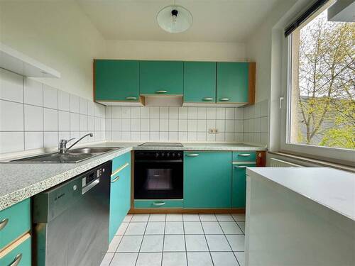 Küche mit Fenster und EBK - 
