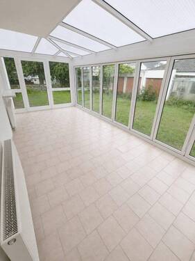 Wintergarten - Stilvolle, renovierte 3-Zimmer-Erdgeschosswohnung mit großem Wintergarten und Garten