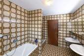 ... mit Wanne und Dusche - 